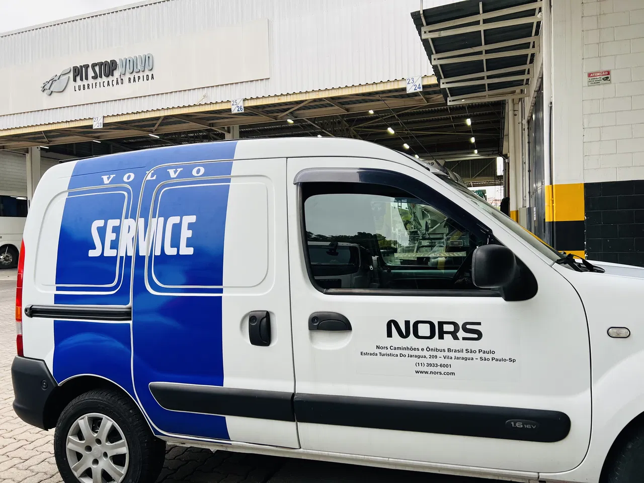 Rivestimento veicoli Adesivi Rimozione adesivi Flotte Volvo Service Installazione Aziende Applicazione adesivi Veicoli commerciali Nors SP Azul