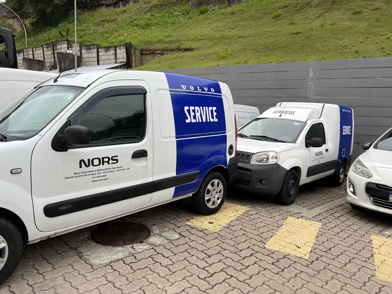 Envelopamento SP Volvo Service Utilitários Nors Instalação Adesivação Remoção Empresas Azul Adesivos Frotas Veículos Adesivo