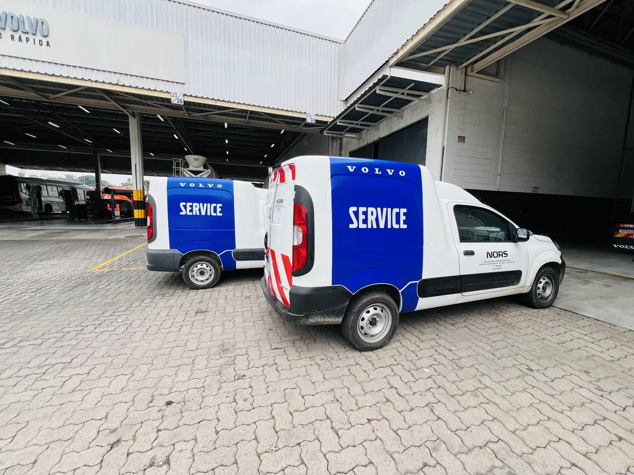 Rivestimento SP Veicoli Volvo Installazione Aziende Applicazione di adesivi Flotte Adesivi Nors Azul Rimozione adesivi Veicoli commerciali Assistenza