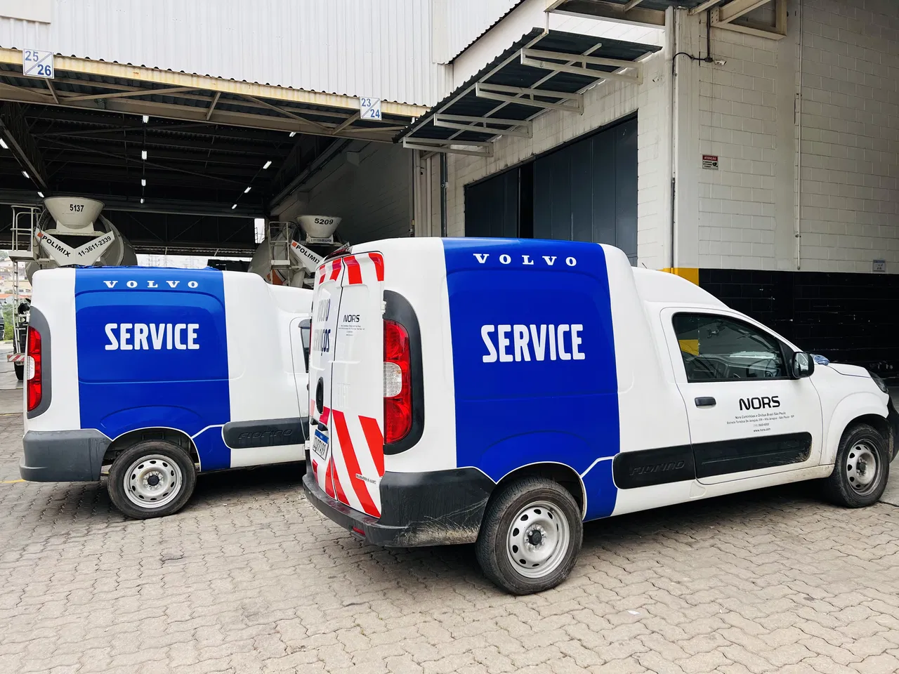 Envelopamento Remoção Utilitários Azul Adesivação SP Adesivo Volvo Empresas Adesivos Nors Veículos Frotas Instalação Service