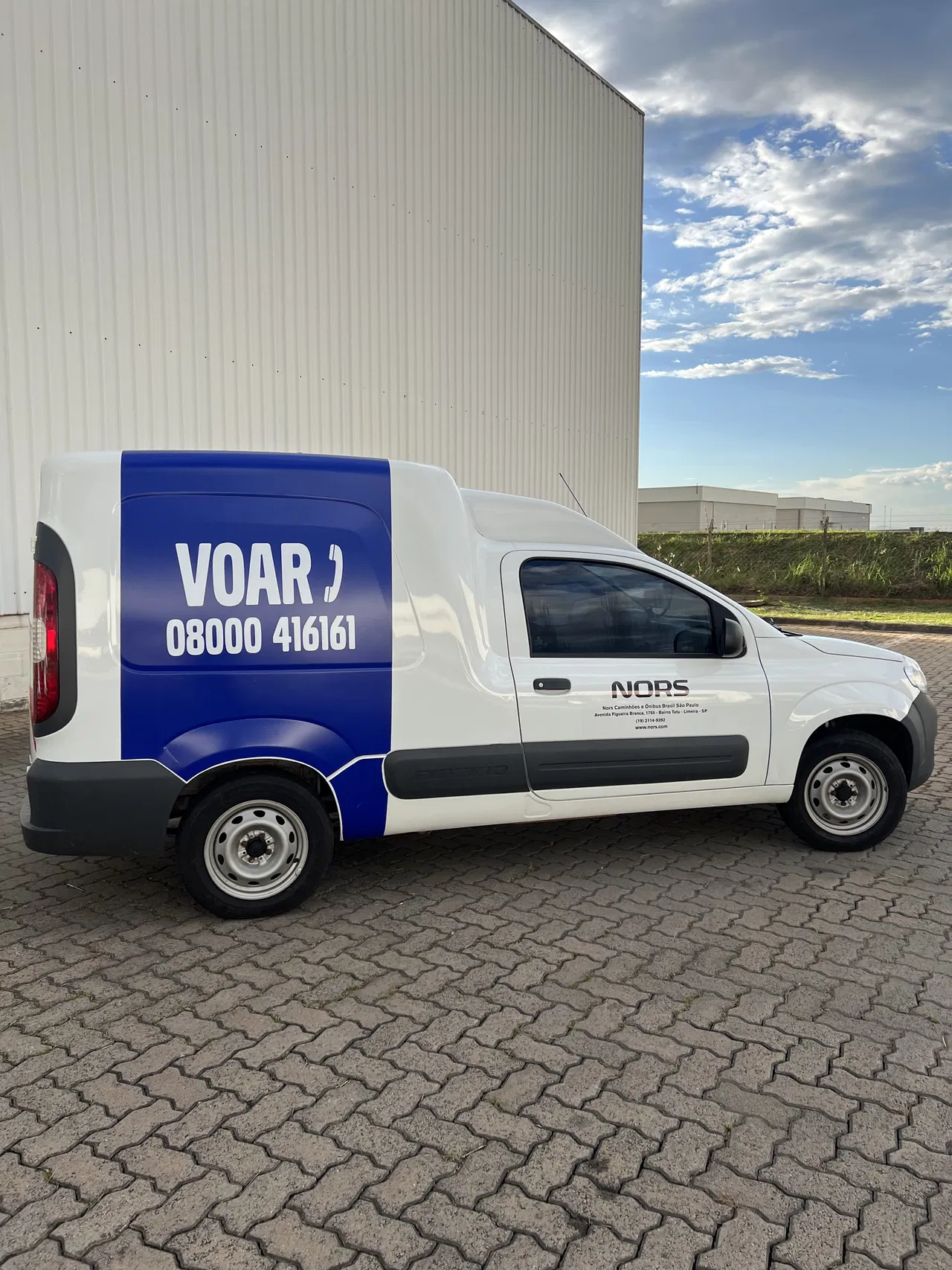 Envelopamento Azul Service SP Adesivos Nors Remoção Utilitários Adesivação Empresas Instalação Adesivo Frotas Volvo Veículos