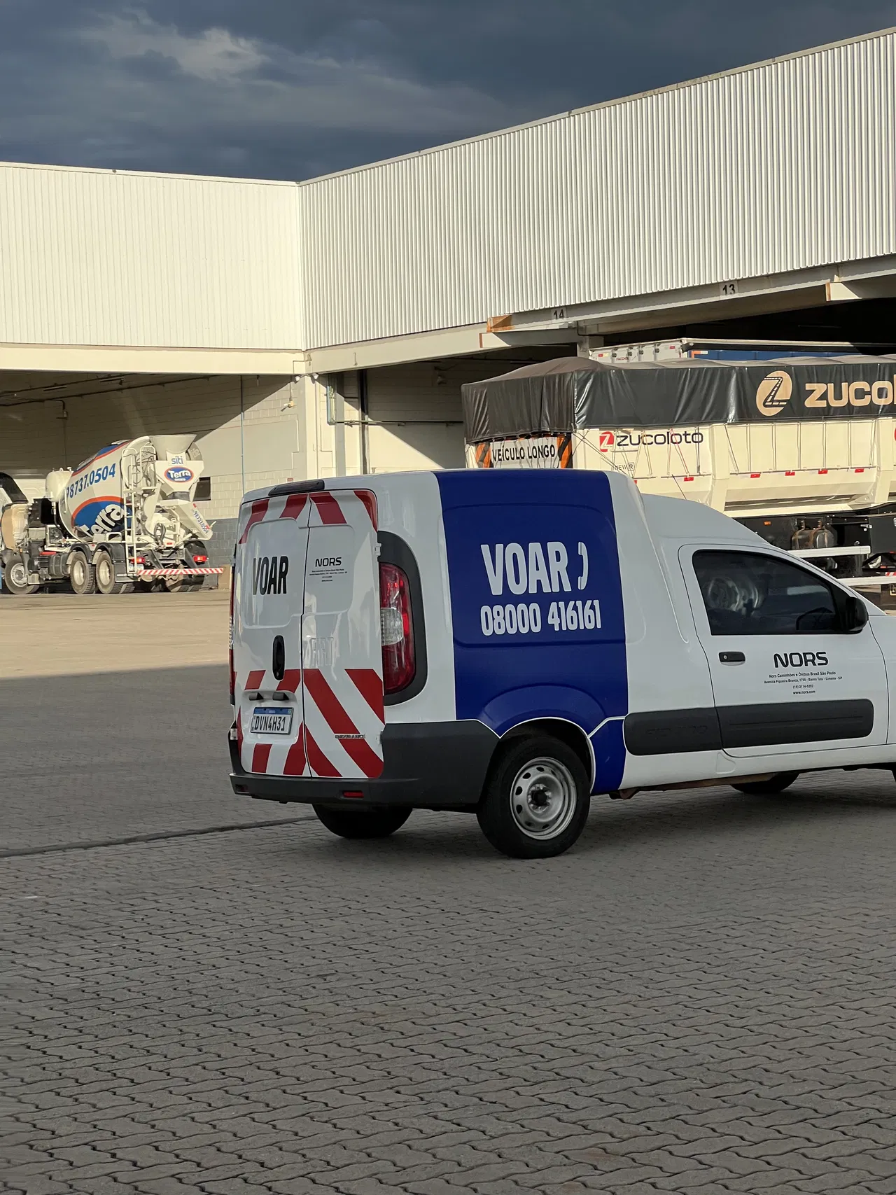 Rivestimento Veicoli Utilitari Flotte Applicazione di adesivi su veicoli Nors Aziende Installazione Servizio Azul Rimozione adesivi Volvo Adesivi SP
