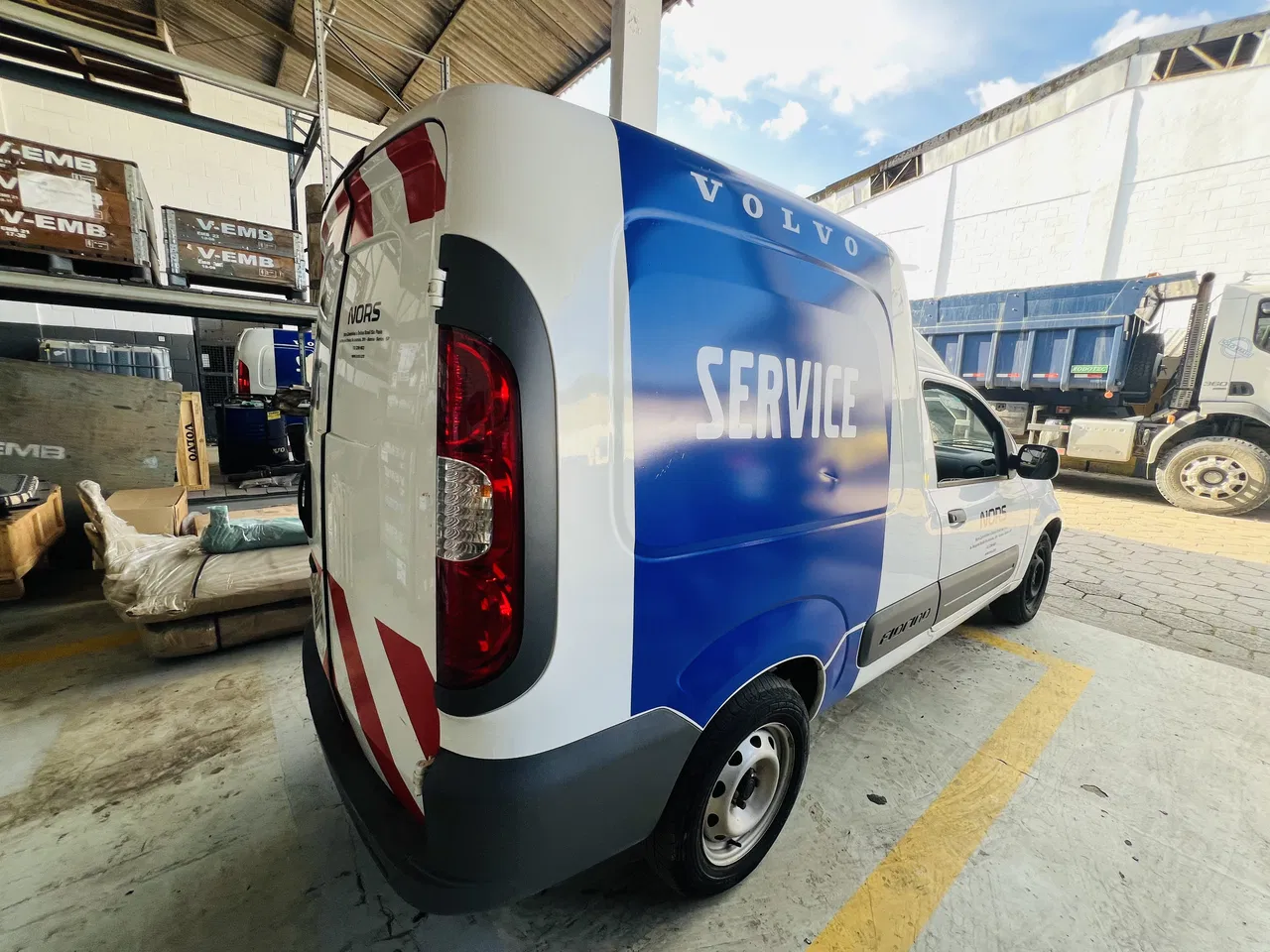 Rivestimento veicoli Aziende Adesivi Flotte Rimozione a San Paolo Installazione Adesivo blu Volvo Service Nors Applicazione adesivi Veicoli commerciali