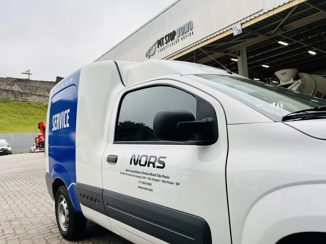 Envelopamento Frotas Nors Instalação Adesivos Empresas Veículos Utilitários SP Volvo Service Adesivação Adesivo Remoção