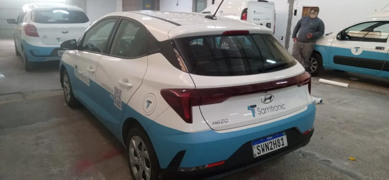 Rivestimento adesivo per flotte di auto a Bragança Paulista: Passeio, Hatch, berlina, parziale, blu