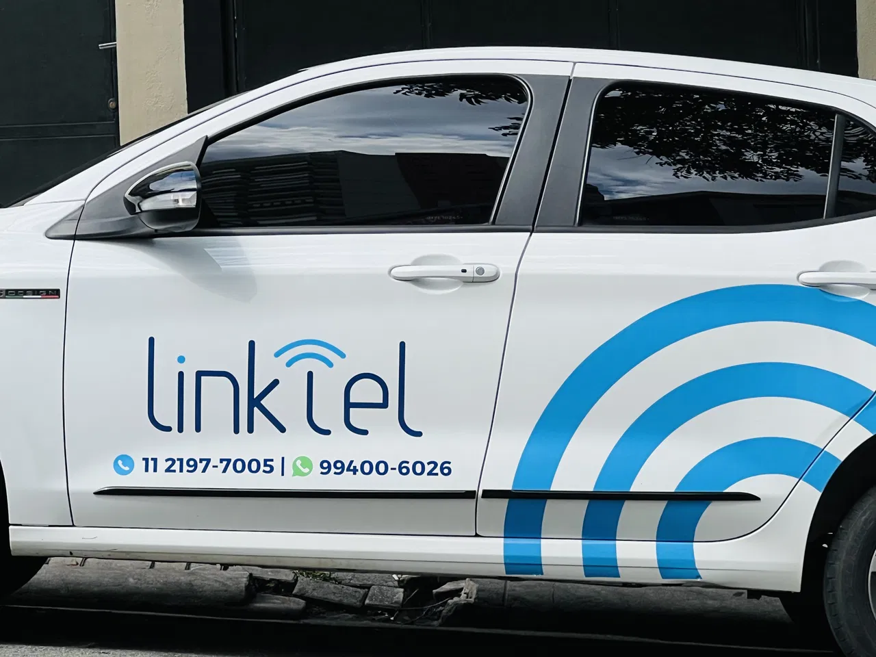 Envelopamento Telecom Sedan Frotas Azul Parcial Passeio Adesivo Hatch Carros