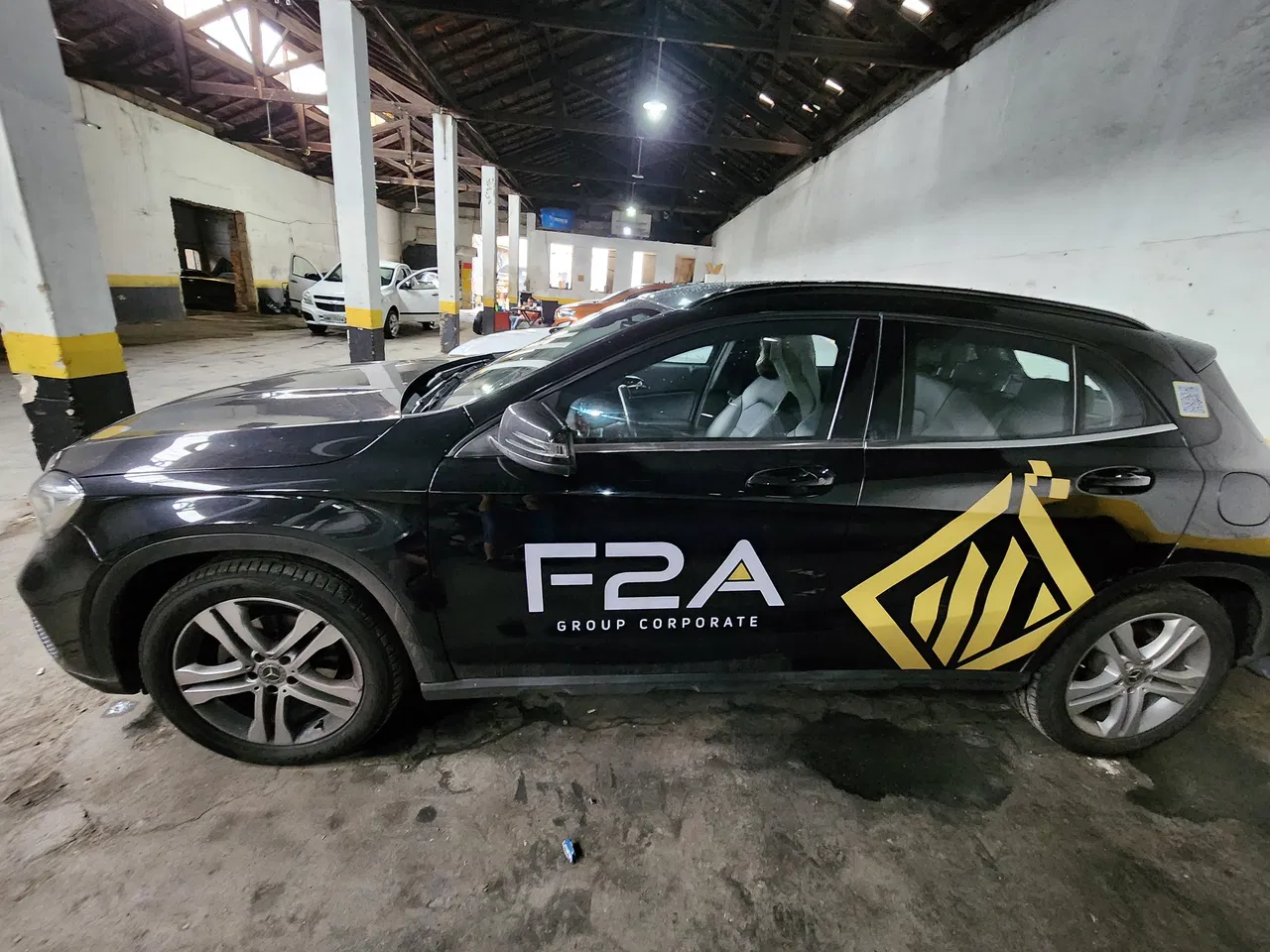 Envelopamento Adesivo Frotas Eventos Carros Mercedes Preta Logo Temporário Premium Plotagem Alto Padrao Amarelo