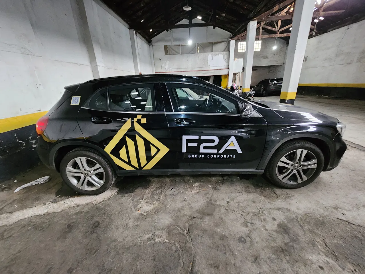 Envelopamento Preta Plotagem Temporário Adesivo Amarelo Carros Eventos Frotas Mercedes Logo Premium Padrao Alto