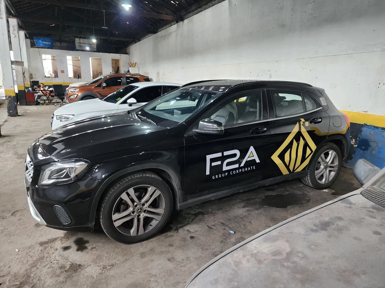 Envelopamento Preta Amarelo Padrao Plotagem Eventos Temporário Frotas Carros Adesivo Logo Alto Premium Mercedes