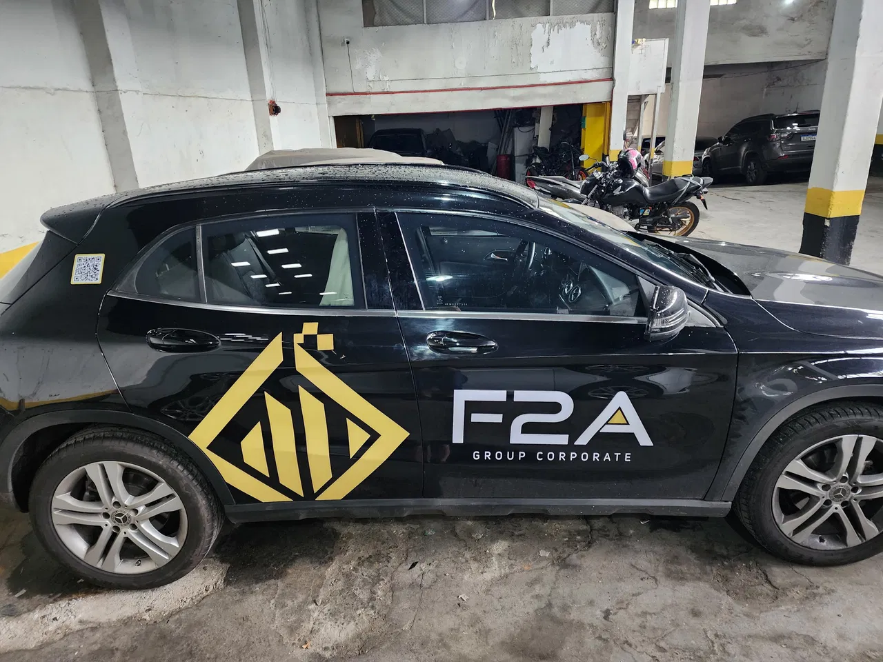 Envelopamento Padrao Carros Frotas Amarelo Adesivo Logo Eventos Temporário Preta Mercedes Alto Premium Plotagem