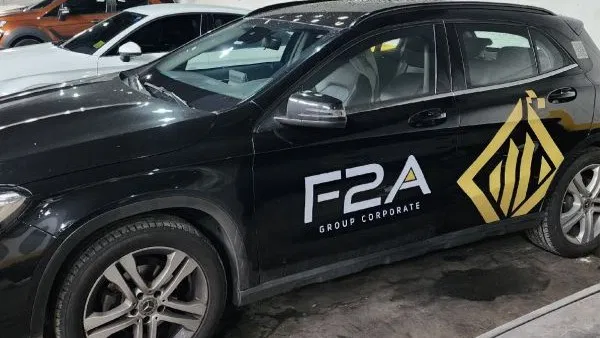 Envelopamento Adesivo Carros Padrao Mercedes Preta Frotas Temporário Alto Premium Plotagem Amarelo Logo Eventos