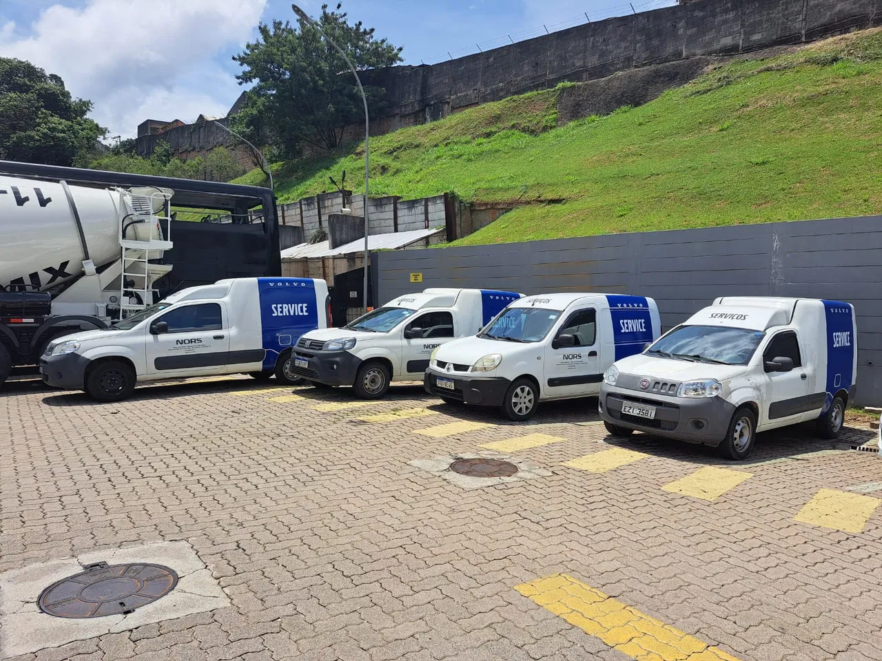 Rivestimento adesivo - Adesivi - Flotte - Veicoli commerciali - Volvo Service Nors - Rimozione - Installazione - Azul SP