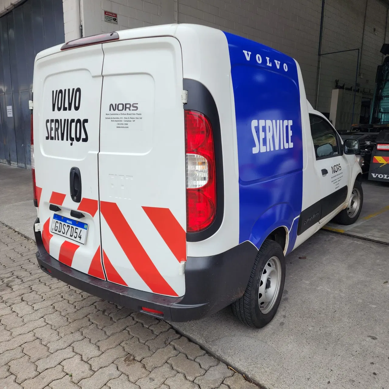 Envelopamento Adesivo Faixa Adesivos Frotas Carros Utilitários Refletiva Volvo Service Nors Remoção Instalação Vermelho Azul SP