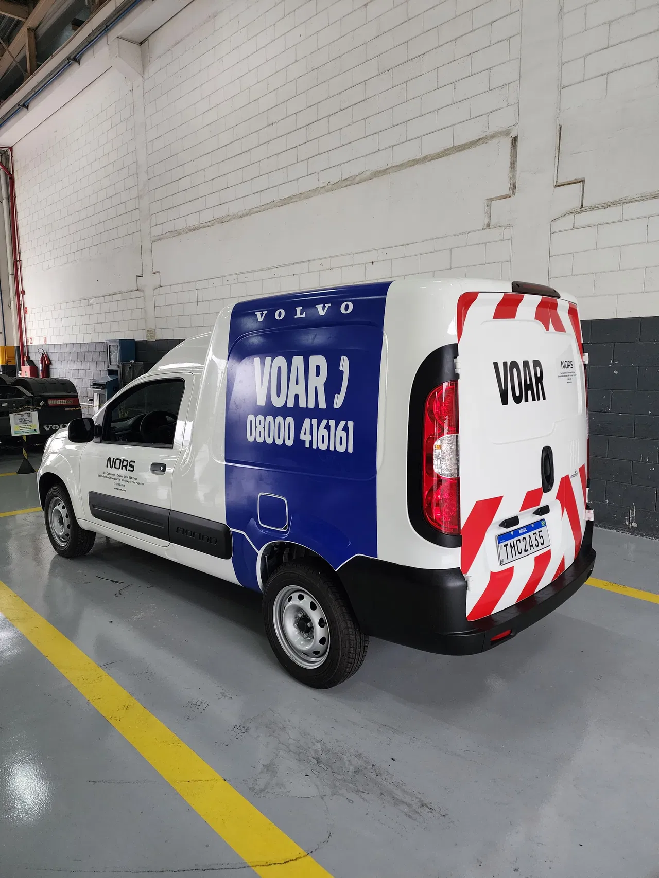 Envelopamento Refletiva SP Azul Adesivos Nors Vermelho Volvo Carros Utilitários Faixa Frotas Remoção Instalação Service Adesivo
