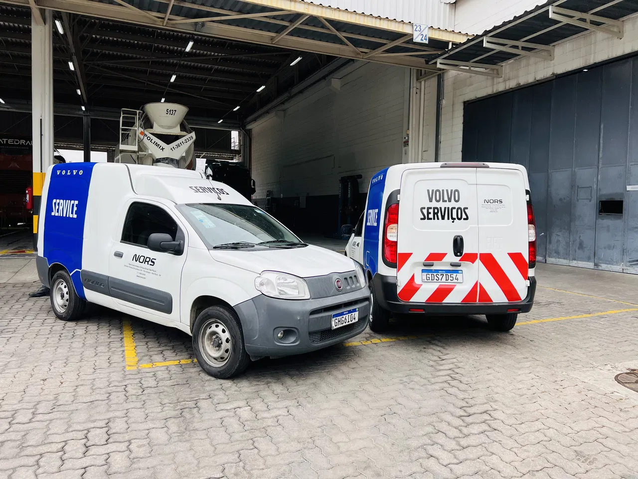 Rivestimento - Rimozione - Auto - Flotte - Rosso - Striscia - Volvo - Blu - Installazione - San Paolo - Adesivo riflettente - Nors Service - Veicoli commerciali - Adesivi