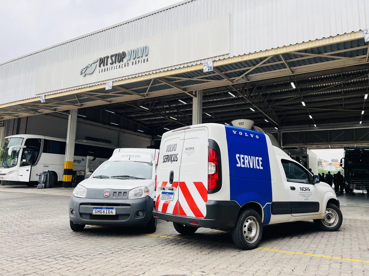 Envelopamento Azul Instalação Refletiva Adesivos SP Remoção Vermelho Service Frotas Carros Utilitários Volvo Faixa Nors Adesivo