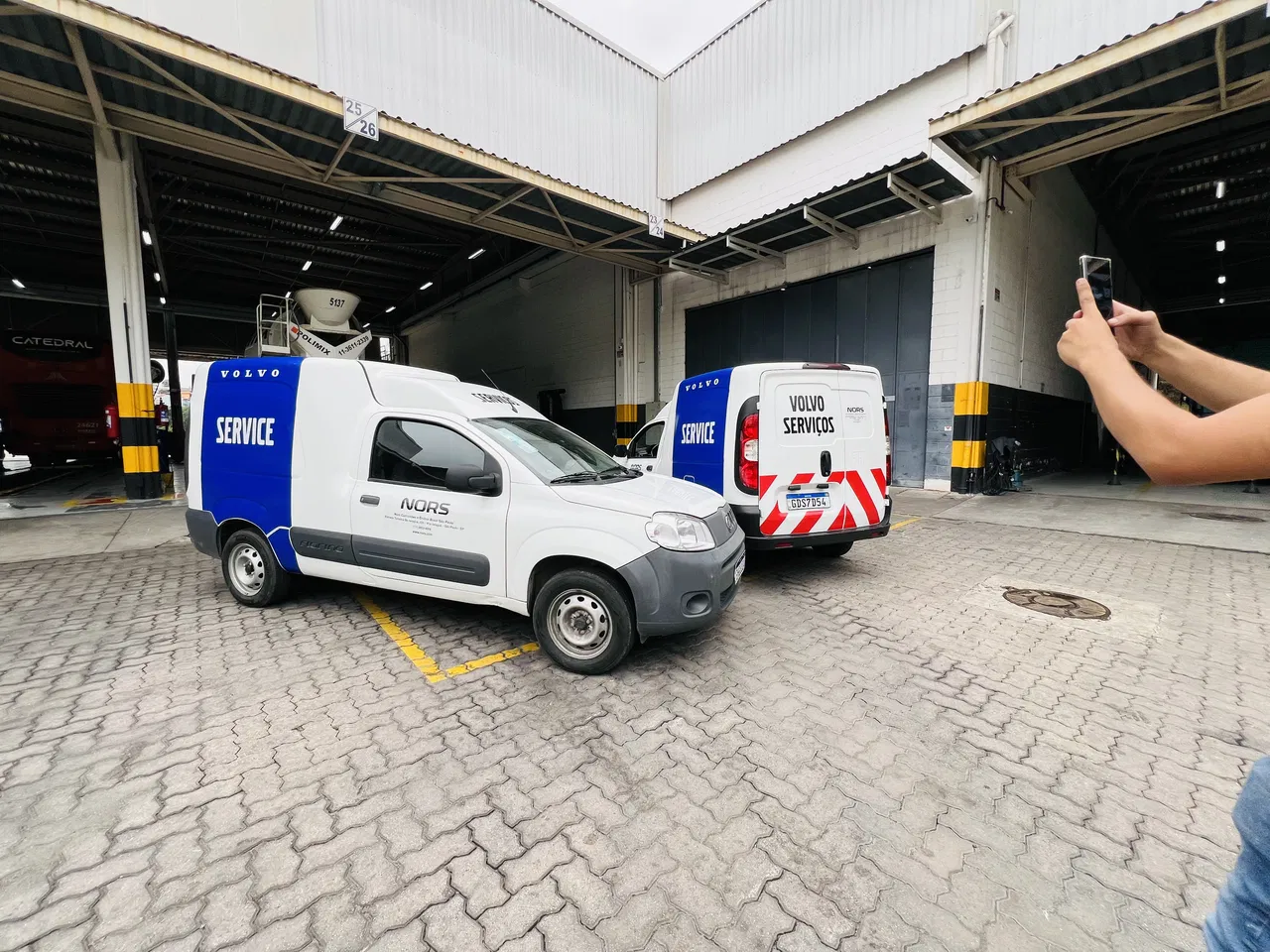 Rivestimento adesivo Adesivi Flotte Nors Rimozione Blu Striscia Service Veicoli commerciali Installazione Volvo Rosso SP Auto Riflettente