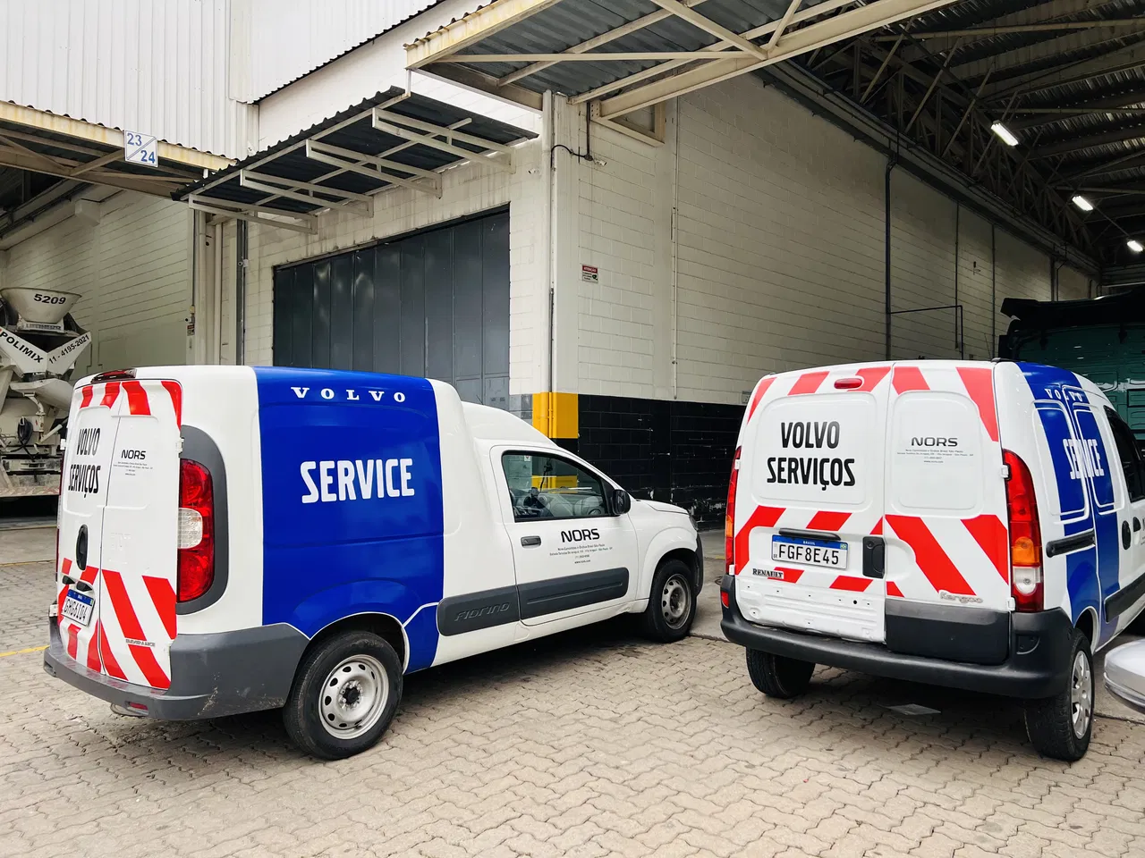 Rivestimento riflettente Nors, striscia SP blu-rossa, installazione su flotte, adesivi, rimozione adesivi, Volvo, auto commerciali, assistenza