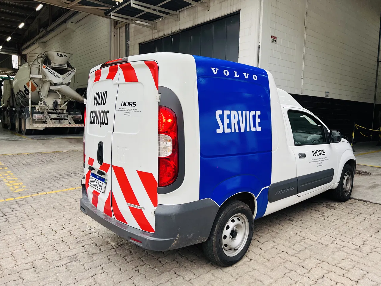 Envelopamento Instalação Azul Utilitários Carros Frotas Nors SP Adesivo Refletiva Volvo Faixa Remoção Service Adesivos Vermelho