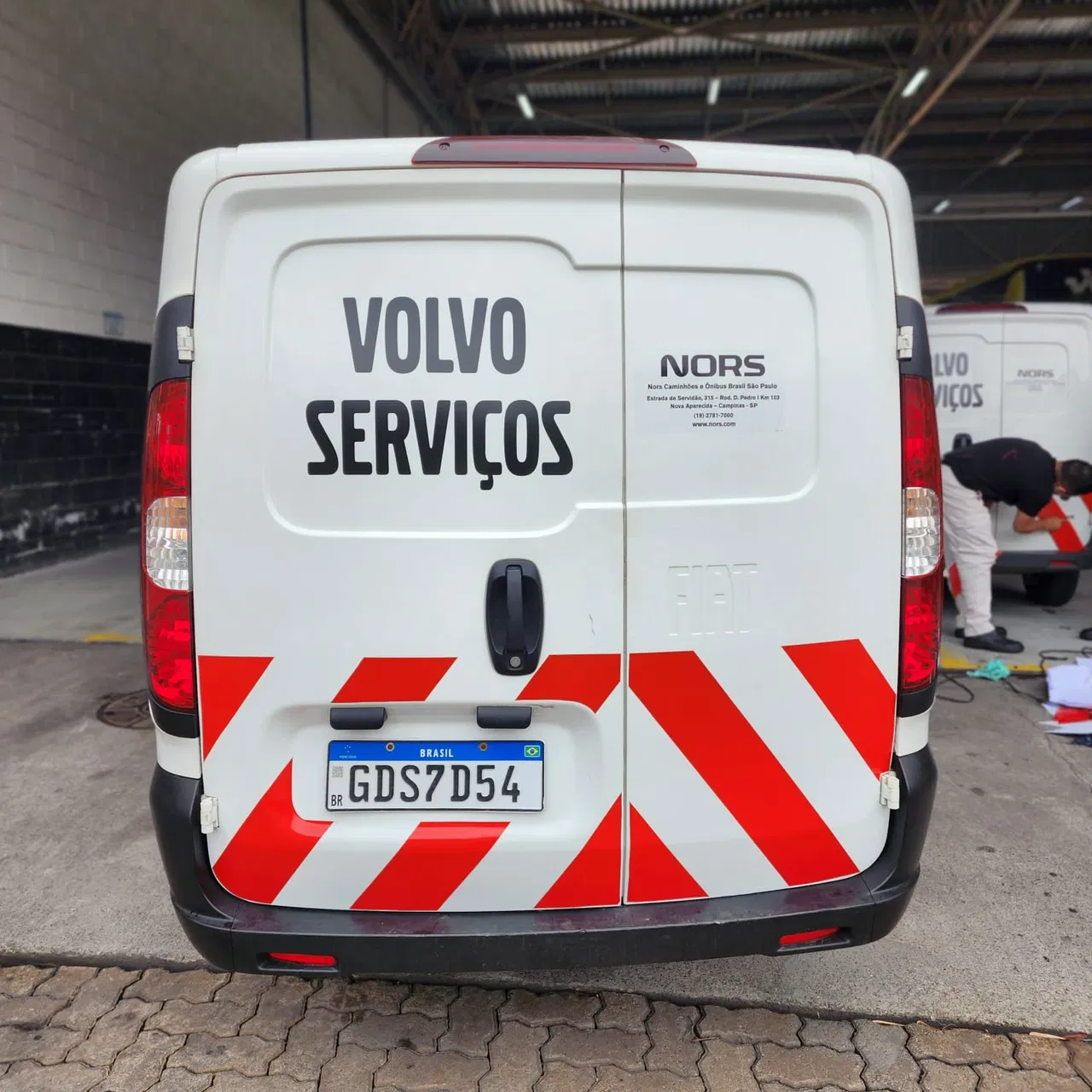 Envelopamento Adesivo Faixa Adesivos Frotas Carros Utilitários Refletiva Volvo Service Nors Remoção Instalação Vermelho SP