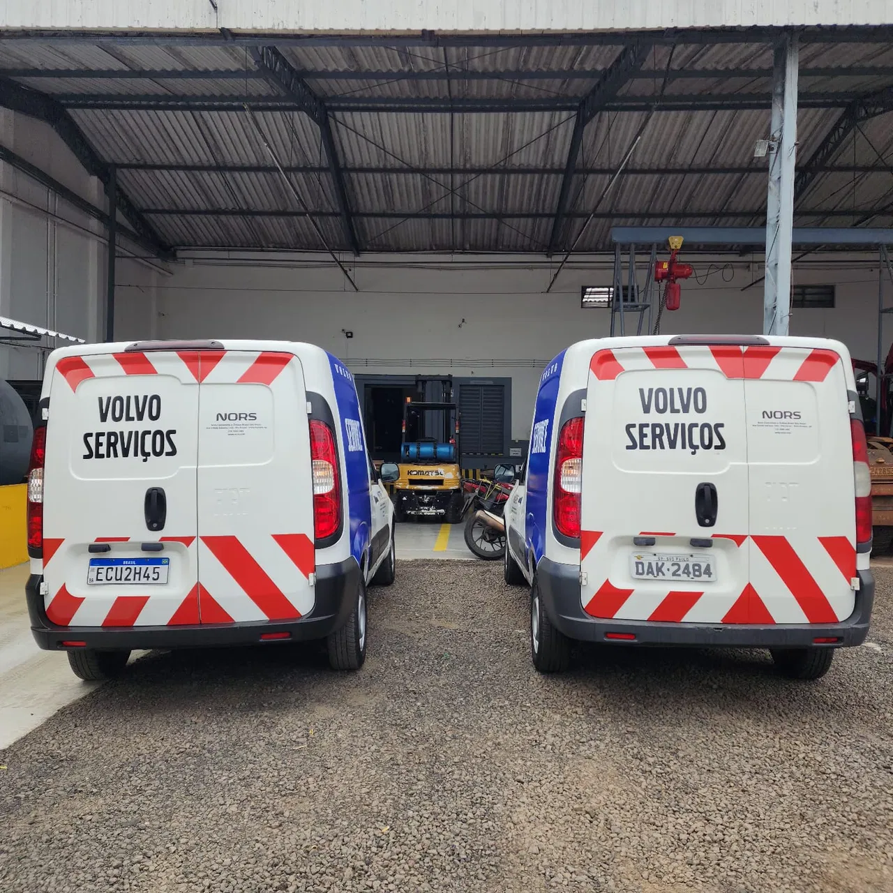 Envelopamento Utilitários Remoção Faixa Adesivos SP Volvo Vermelho Instalação Service Carros Nors Frotas Adesivo Refletiva