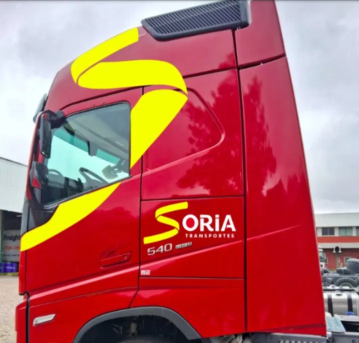 Rivestimento adesivo per flotte di autocarri – Identificazione – Autovetture Volvo Globetrotter – Bau – Cartone ondulato – Cabina rossa