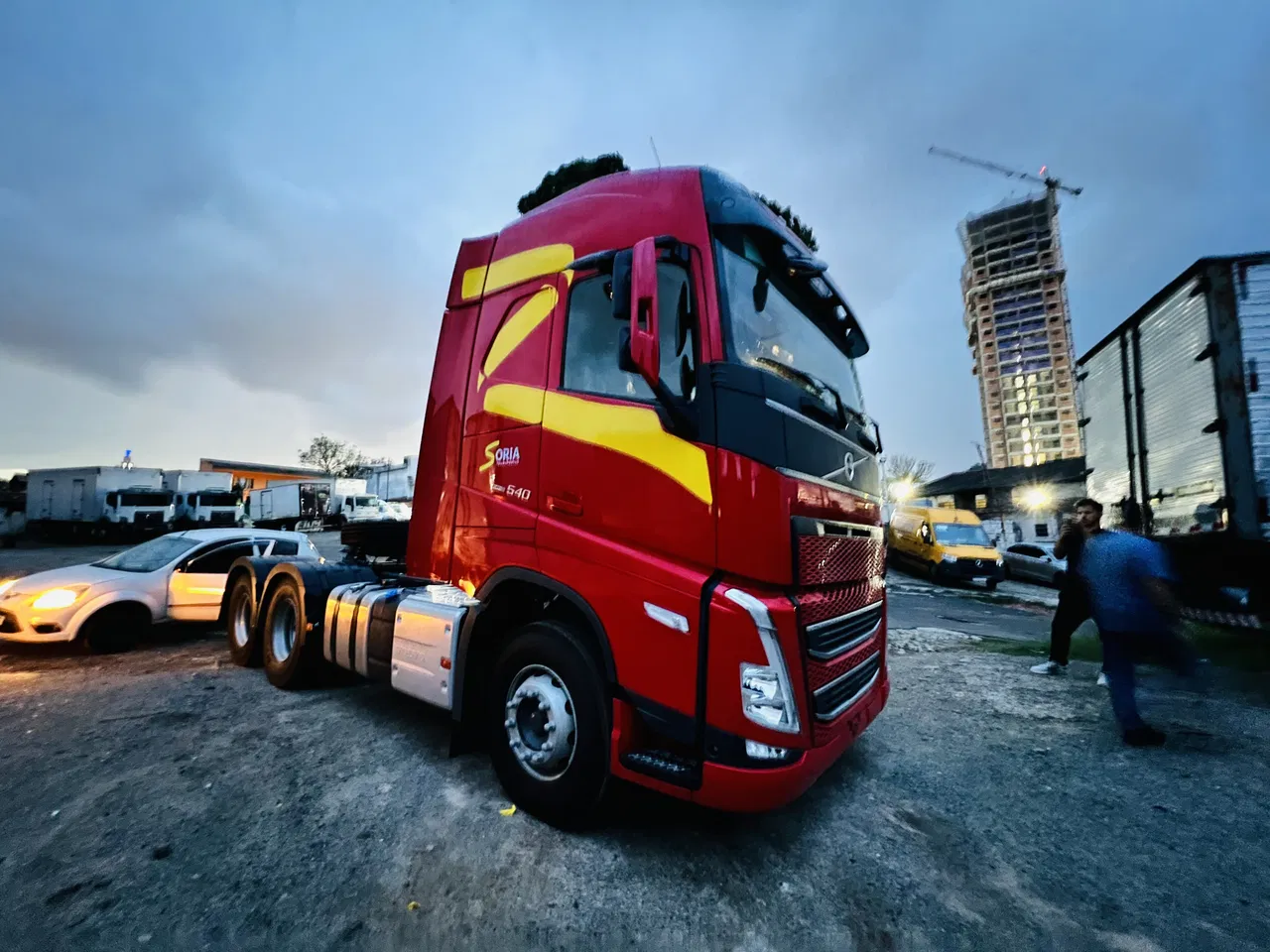 Rivestimento auto, adesivi identificativi, rosso, camion, cartone ondulato, cabina Volvo, cassone, flotte, Globetrotter