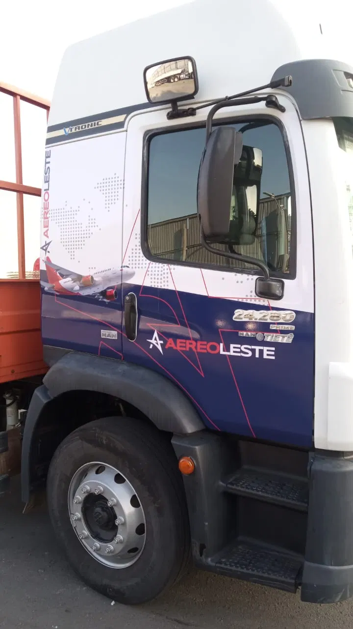 Rivestimento adesivo per flotte di autocarri – Identificazione delle auto VW Constellation – Azienda di trasporti Bau Corrugado – Cabina blu