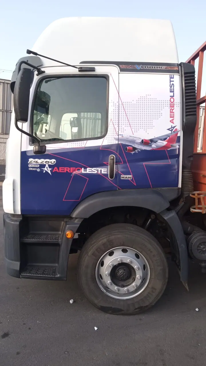 Envelopamento Adesivo Frotas Caminhão Identificação Carros Vw Constellation Transportadora Alpina Bau Corrugado Cabine Azul