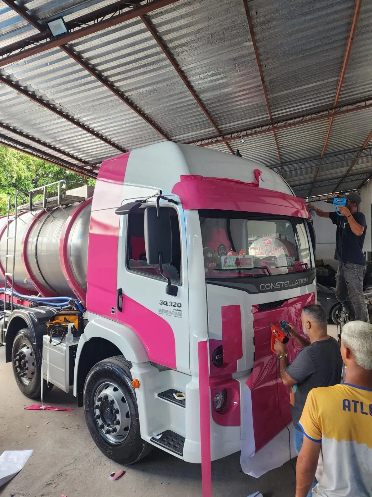 Envelopamento Adesivo Frotas Caminhão Identificação Carros Vw Constellation Pipa Combustivel Taque Bau Corrugado Cabine Rosa