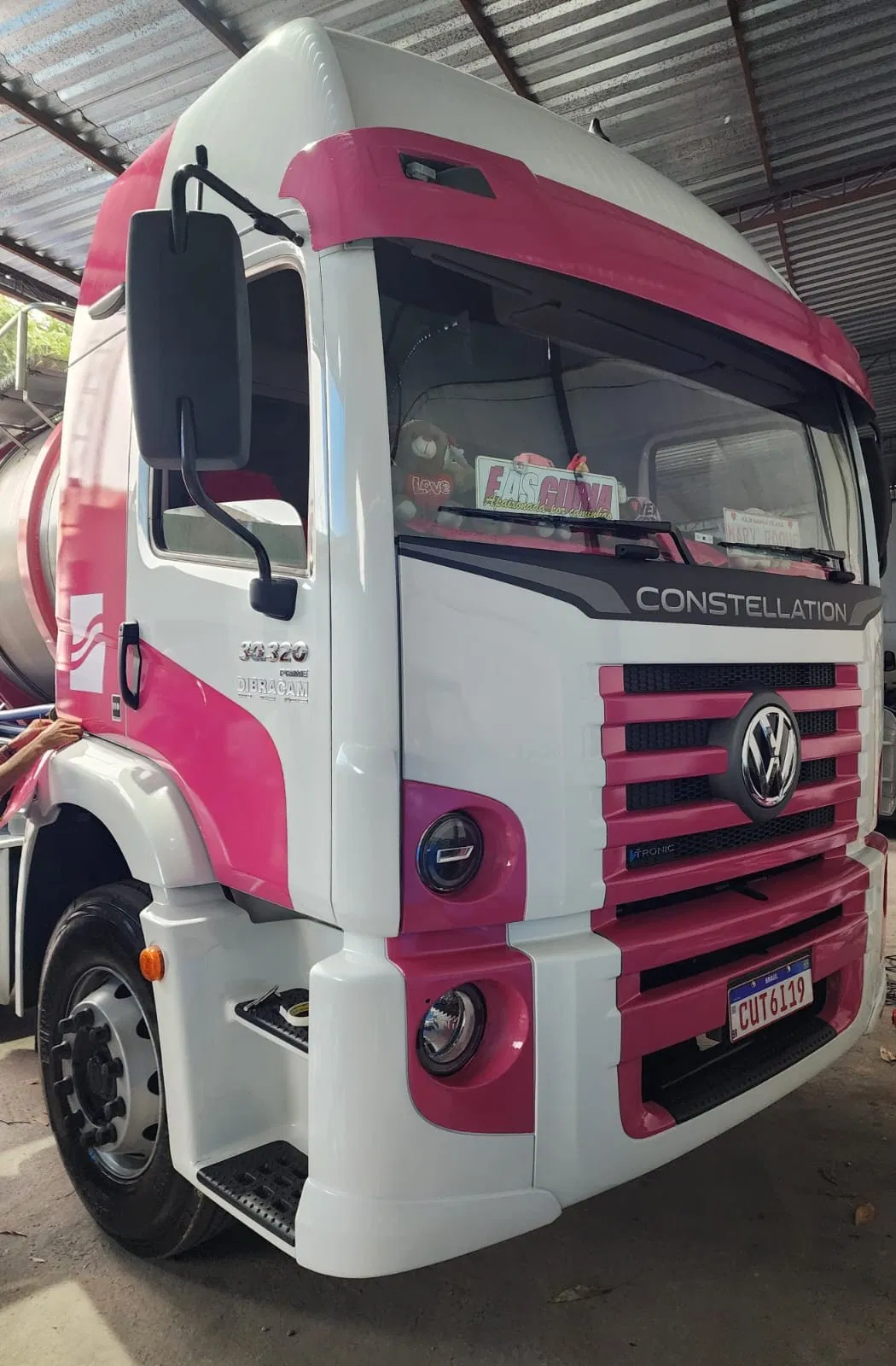 Envelopamento Cabine Pipa Rosa Corrugado Frotas Combustivel Constellation Taque Adesivo Caminhão Identificação Carros Bau Vw