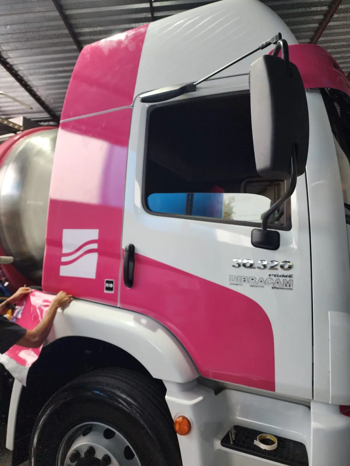 Envelopamento Identificação Pipa Carros Vw Caminhão Taque Bau Rosa Corrugado Combustivel Frotas Constellation Cabine Adesivo