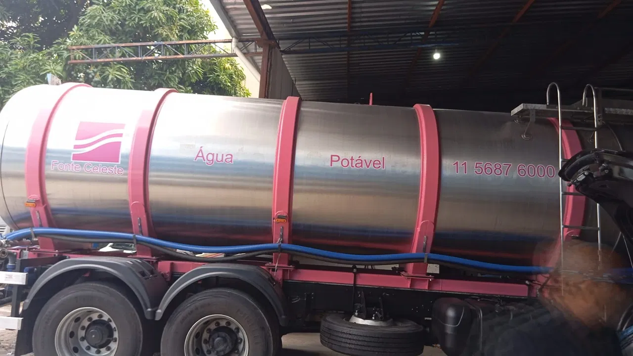 Envelopamento Pipa Frotas Identificação Combustivel Bau Carros Adesivo Constellation Corrugado Rosa Vw Taque Caminhão Cabine