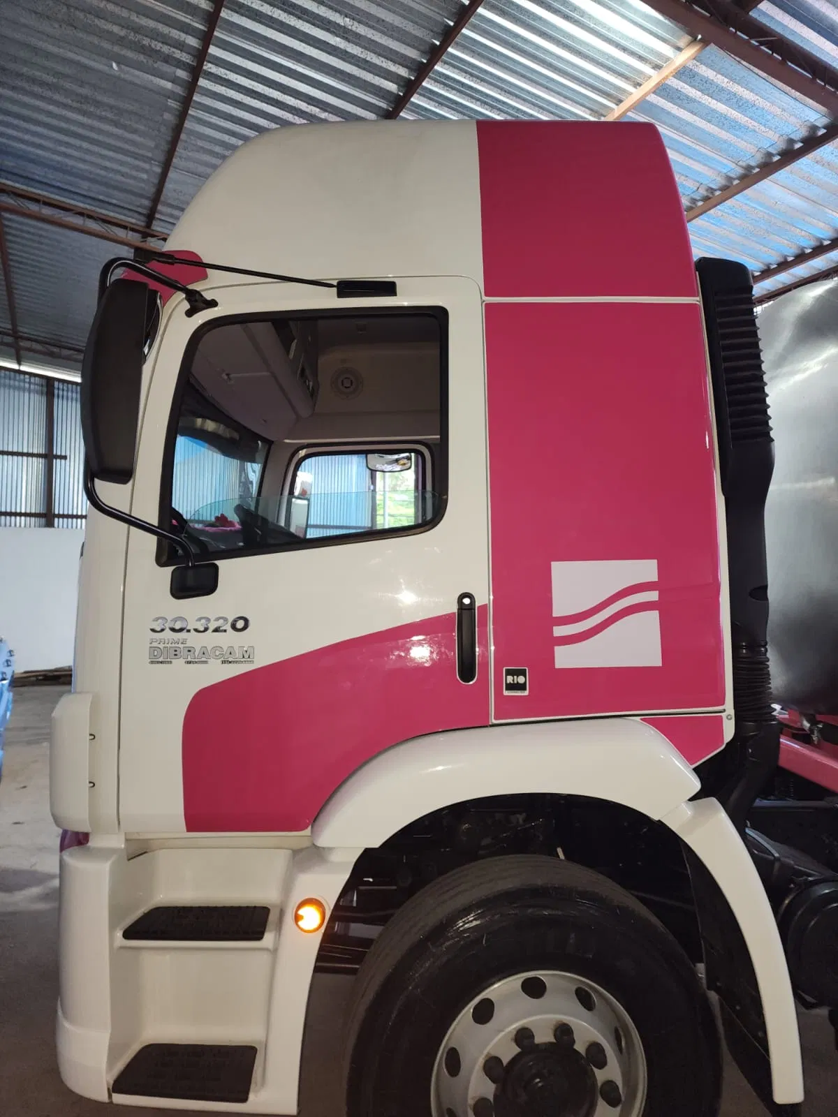 Envelopamento Rosa Vw Caminhão Cabine Carros Adesivo Pipa Bau Constellation Corrugado Frotas Identificação Combustivel Taque