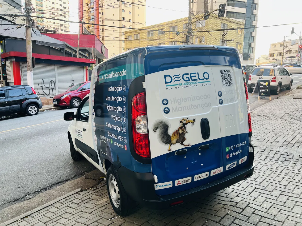 Envelopamento Adesivo Fiorino Frotas Veículos Escuro Condicionado Adesivação Utilitários Ar Azul Empresas