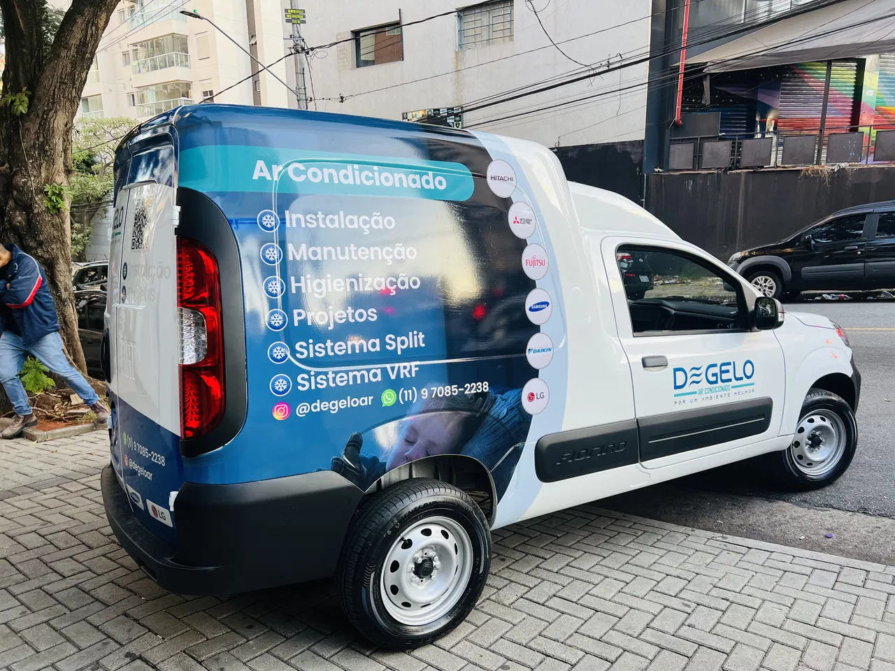 Envelopamento Frotas Fiorino Adesivo Utilitários Condicionado Escuro Veículos Ar Azul Adesivação Empresas