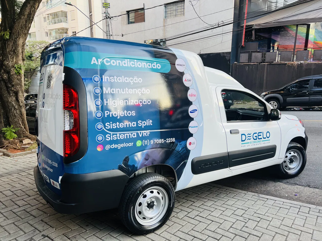 Envelopamento Fiorino Empresas Adesivação Azul Adesivo Veículos Utilitários Frotas Ar Condicionado Escuro