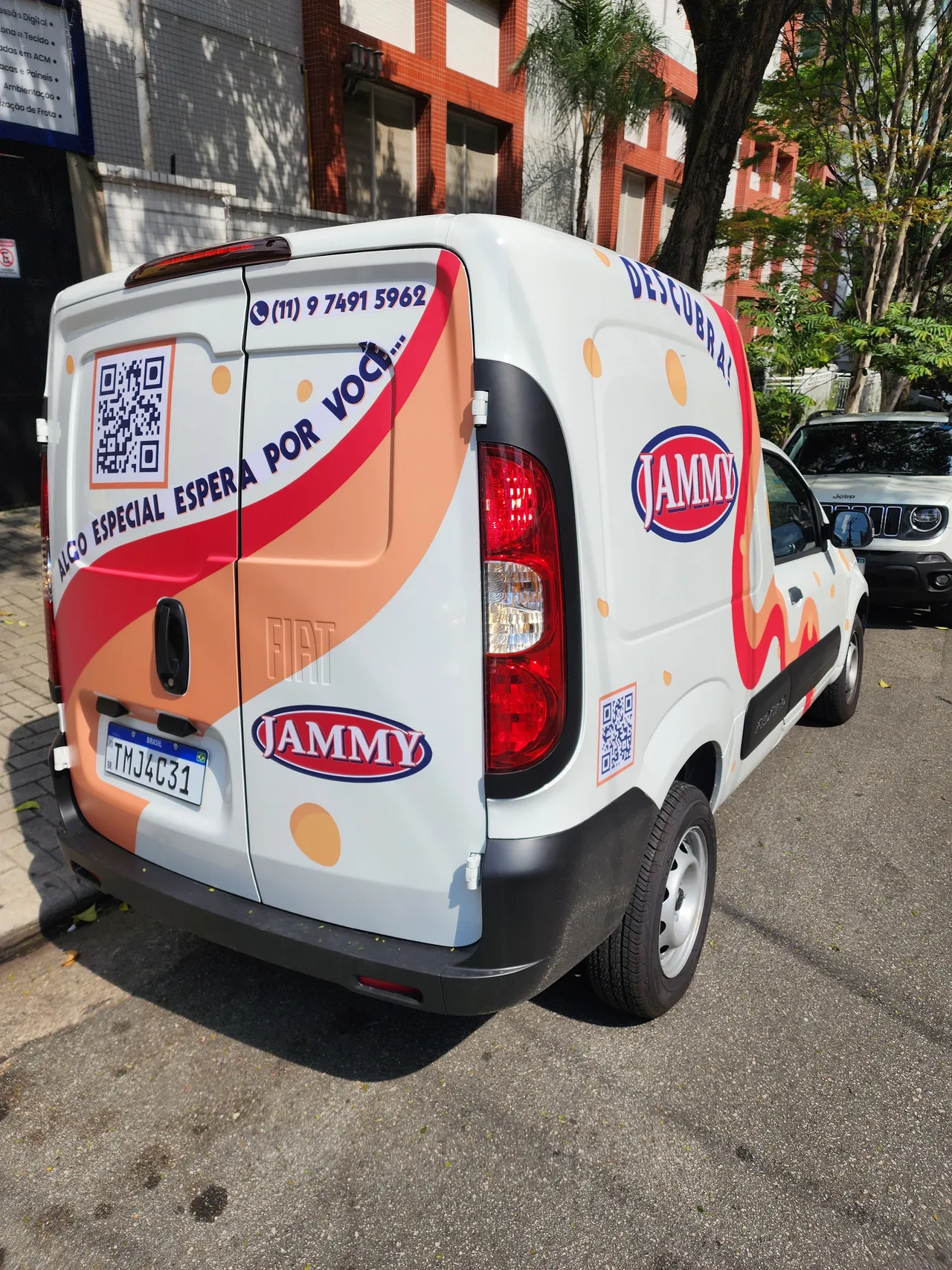 Rivestimento veicoli - Applicazione adesivi arancioni - Flotte - Adesivi rossi - Aziende - Formaggio Fiorino - Veicoli utilitari gialli - Parziale