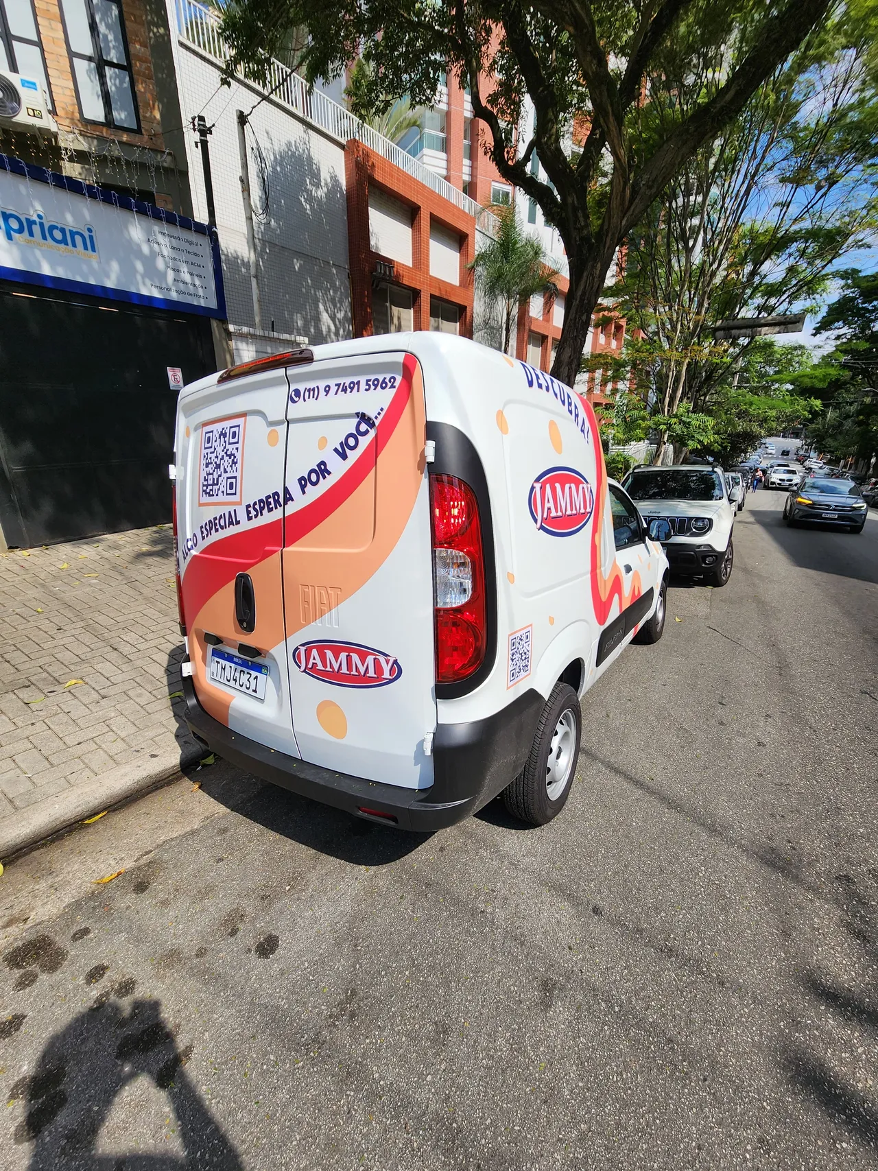 Envelopamento Fiorino Utilitários Parcial Queijo Vermelho Adesivo Laranja Amarelo Veículos Frotas Adesivação Empresas