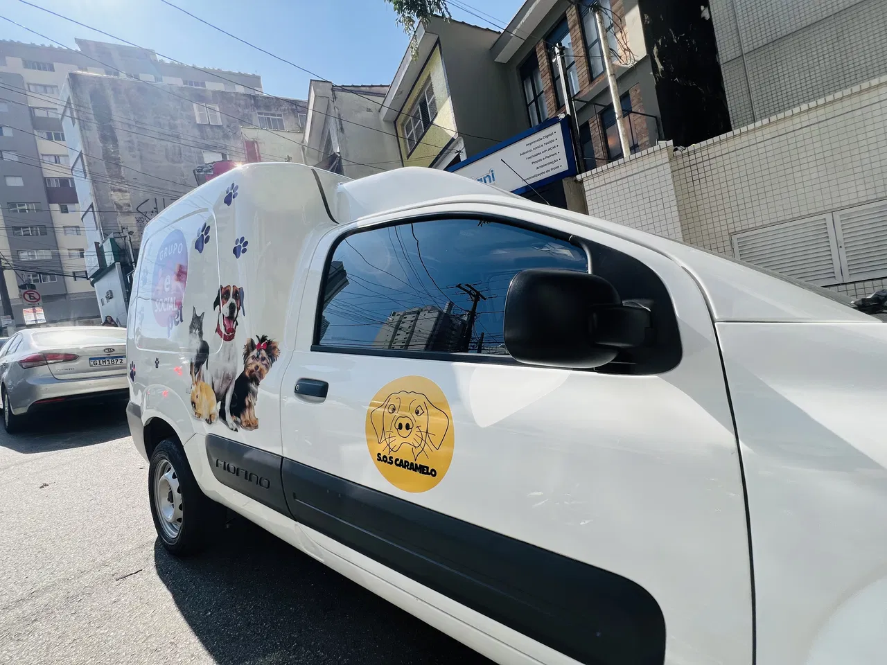 Envelopamento Patinhas Colorido Veterinária Pet Fiorino Carros Utilitários Adesivo Animais Frotas Shop Ong