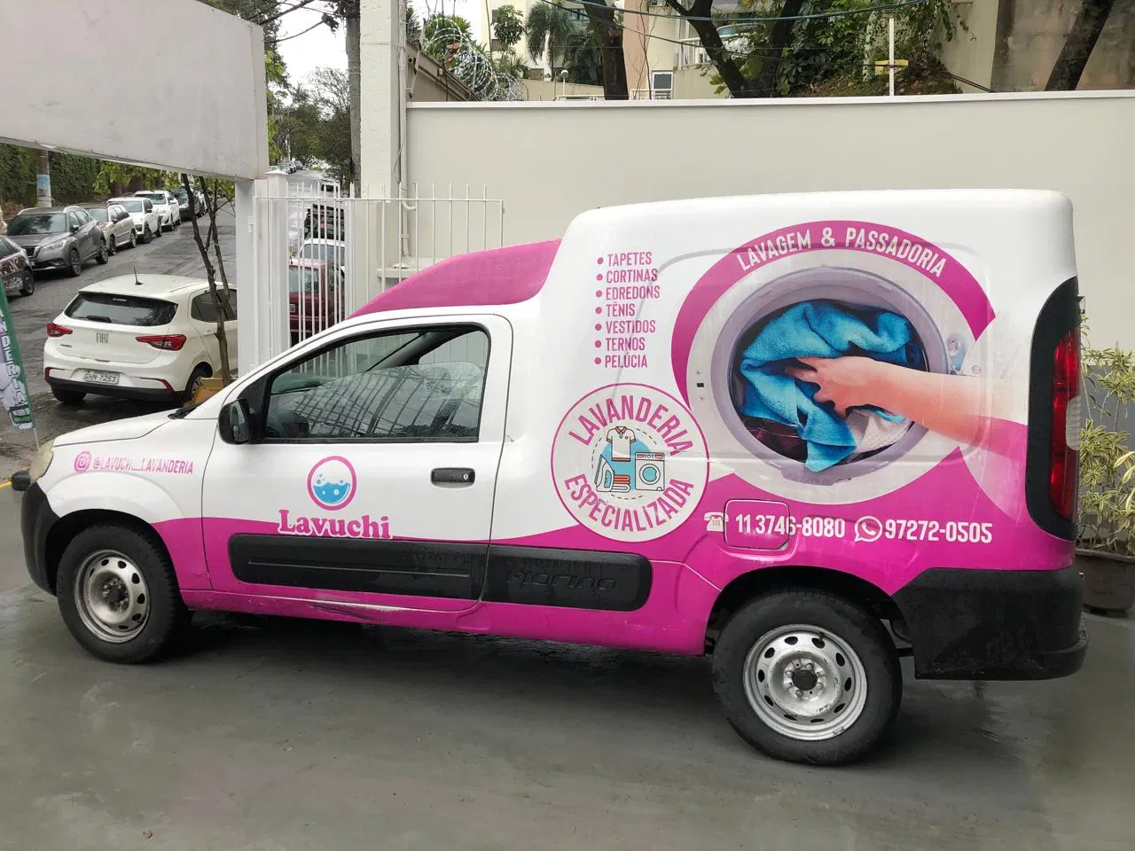 Envelopamento Fiorino Butanta Rosa Magenta Adesivo Lavanderia Lilás SP Carros Utilitários Roxo Frotas