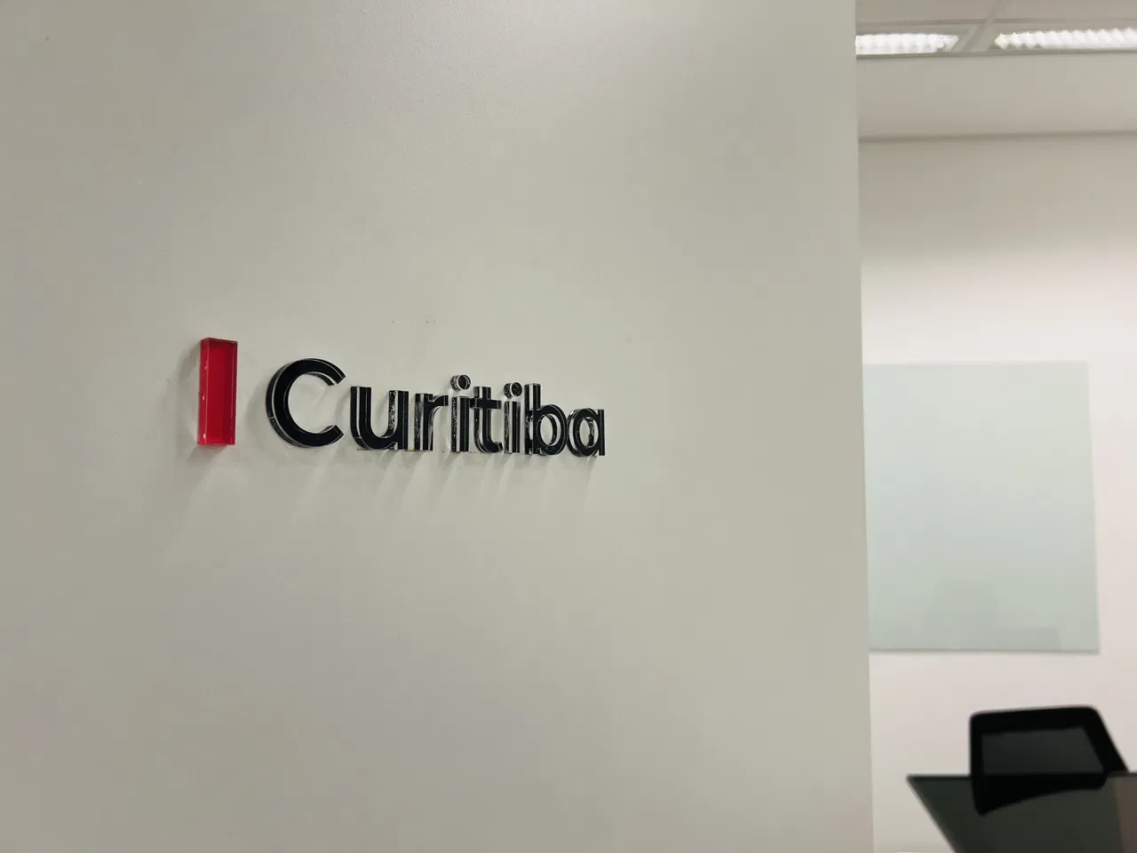 Letras Caixa Acrílico Preto Towers Identificação Escritório Morumbi Zona Sul Estados Elfa EZ Porta Curitiba Nome