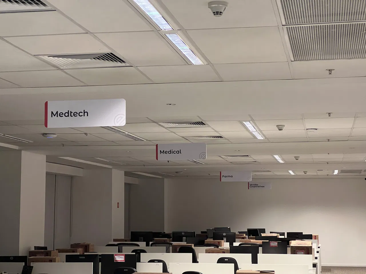 PVC Escritório Sinalização Elfa EZ Towers Baias Seções Suspensa 10mm Morumbi Zona Sul