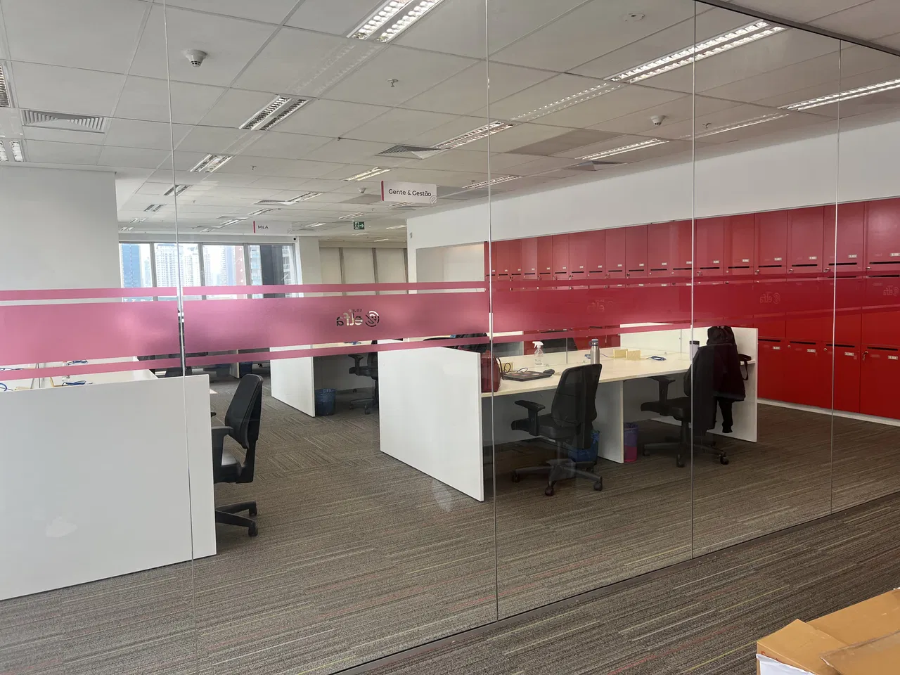 Nastro adesivo per vetri sabbiati, ufficio, sicurezza, Elfa EZ Towers, taglio, stampa, installazione, rosso, Morumbi, Zona Sud