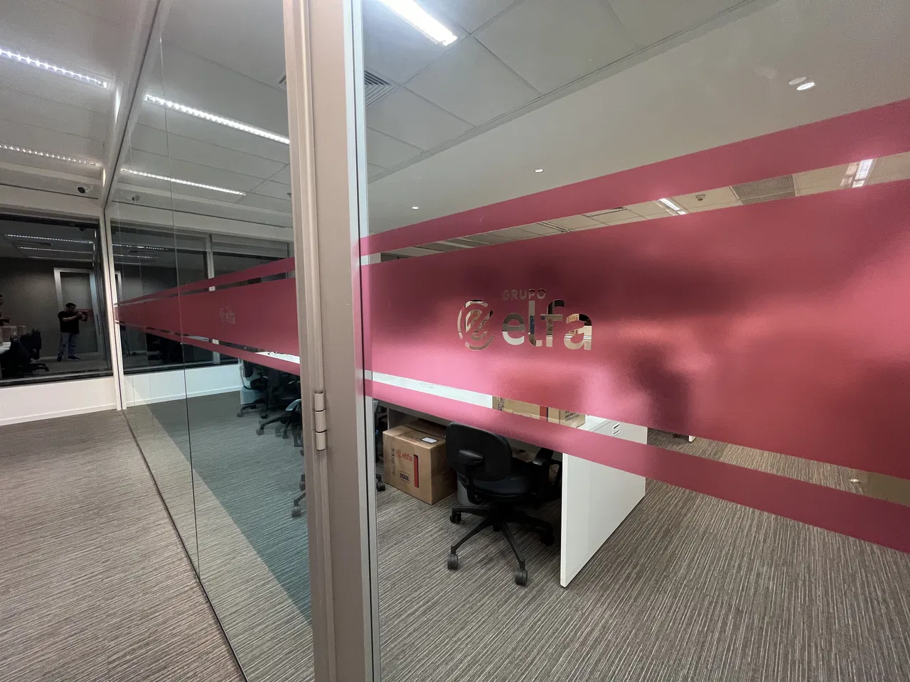 Faixa Adesivo Vidro Segurança Jateado Corte EZ Escritório Elfa Morumbi Zona Sul Towers Impressão Vermelho Instalação