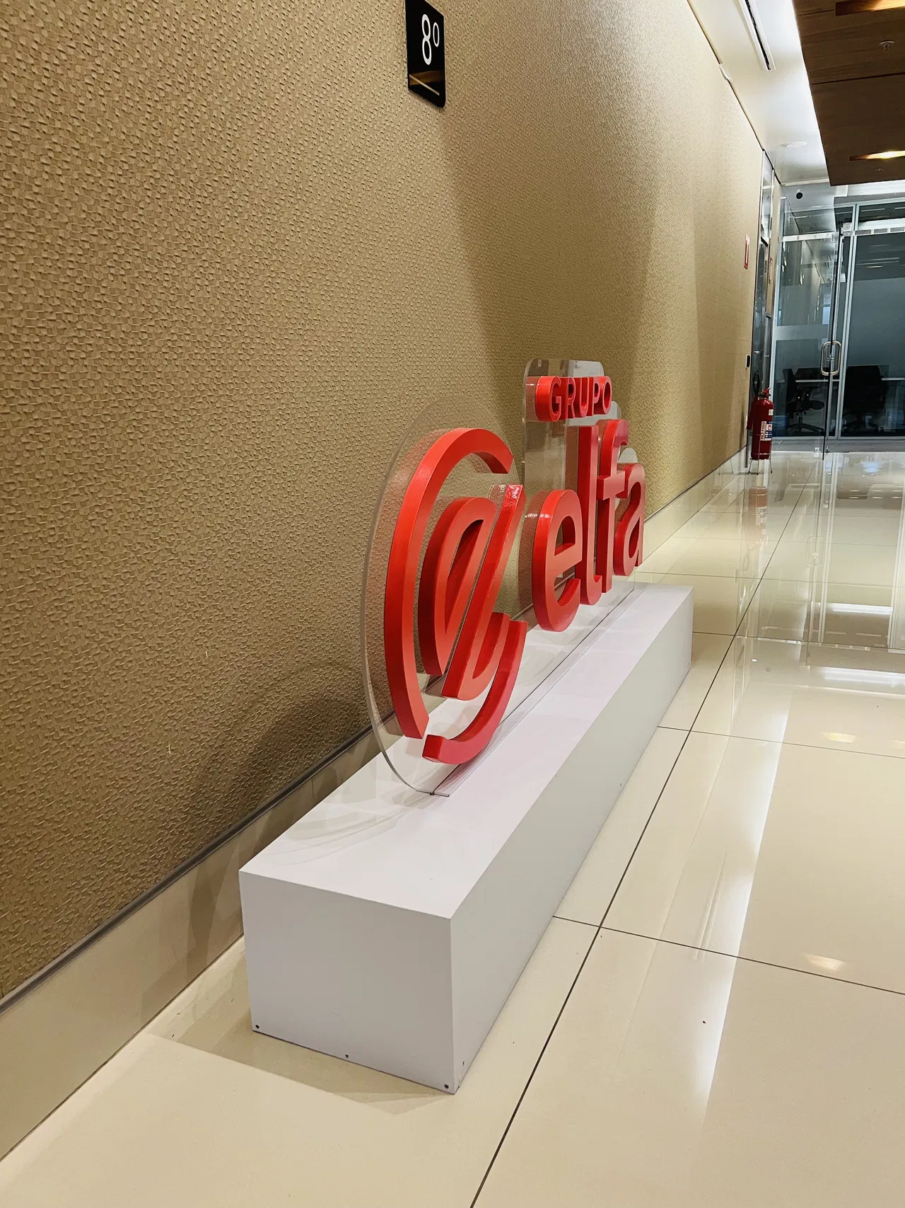 Letras Caixa Acrílico EZ Comercial Escritório Elfa Towers Andar 30mm Hall Morumbi Zona Sul Base MDF Conjunto Vermelho Totem PVC
