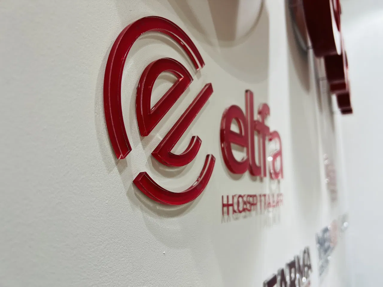 Lettere Morumbi Zona Sul Towers Parete Ufficio Elfa Logo Acrilico 5 mm Reception EZ Rosso