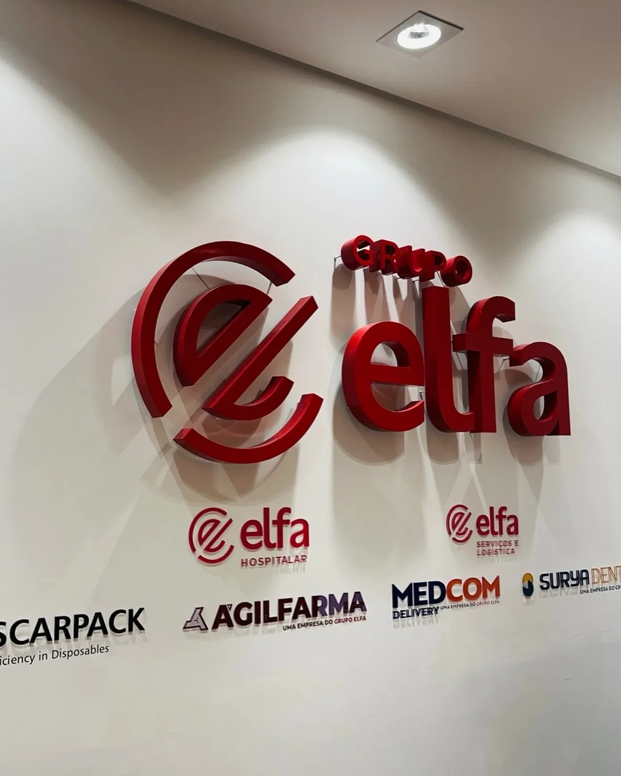Letras Caixa Escritório Parede Elfa EZ Towers Recepção Vermelho Morumbi Zona Sul