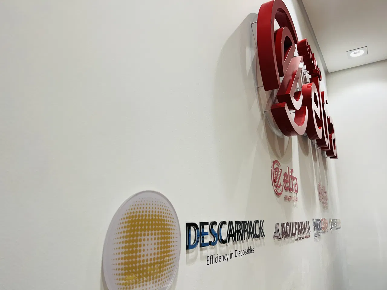 Letras Caixa Morumbi Zona Sul Vermelho EZ Escritório Recepção Elfa Parede Towers