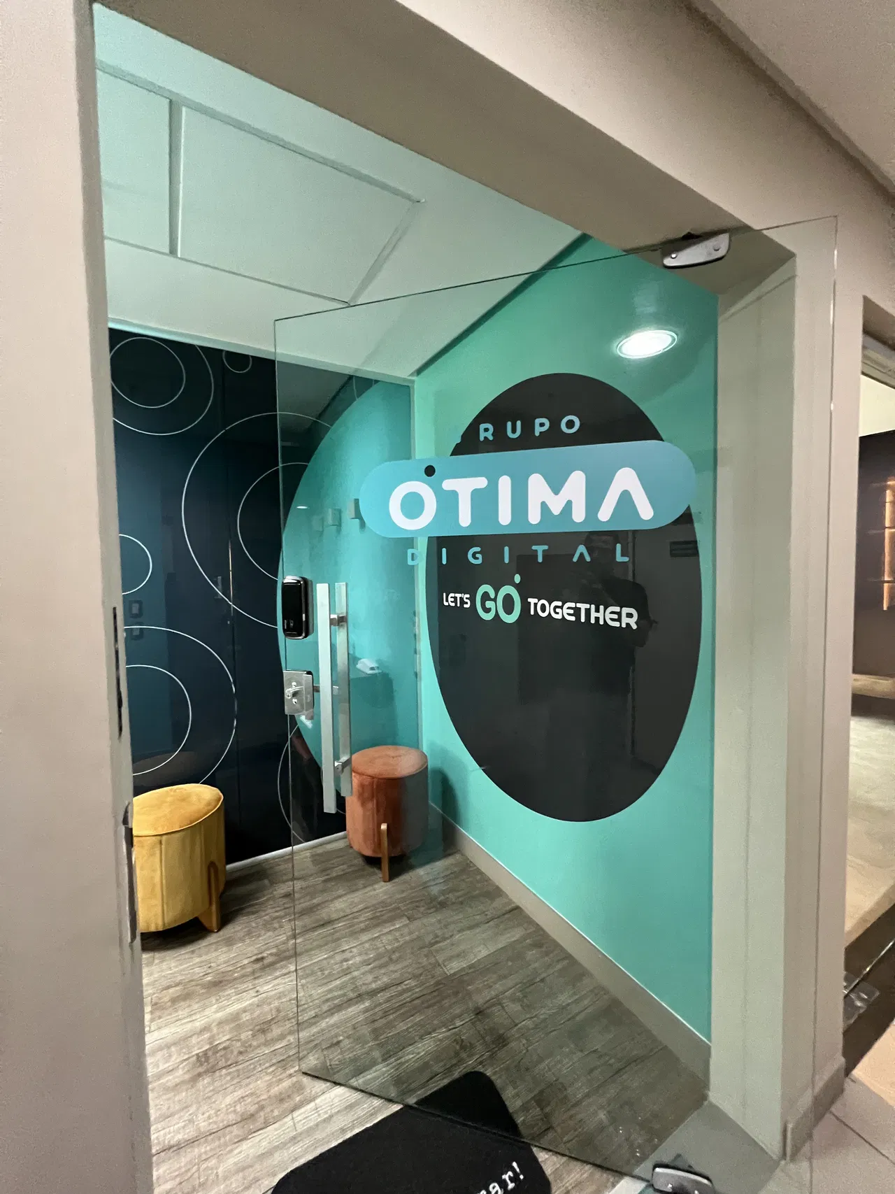 Adesivo per vetro, fustellato, stampa UV, per ufficio, da parete, Go Grupo Otima Digital, Bela Vista, cerchi, stampa verde, San Paolo